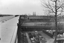 836585 Gezicht op de voormalige halte Lunetten te Utrecht, vanaf het viaduct in de Rijksweg 22, met op de voorgrond de ...